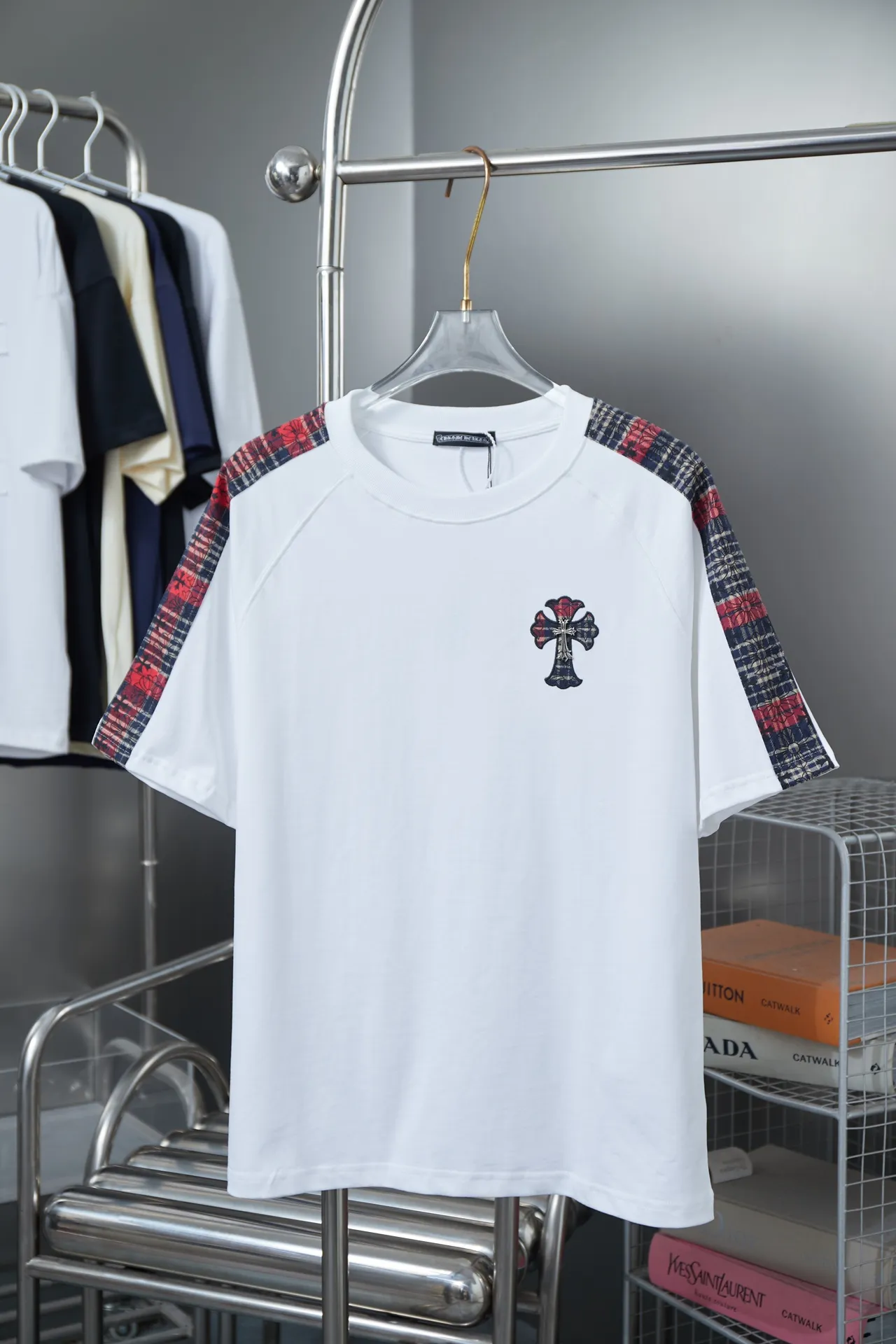 🅿️190 Ch*ome Hearte 25SS Early Spring New Style Ribbon Crow Heart Cross Short Sleeves Light Luxury Essential Item for Daily Commuting for Men and Women Correct Version Welcome to Compare Detailed Features · 320g 100% pure cotton double yarn jersey fabric · Custom dyed in the same cylinder, special thickened 32 count double-ply 1X1 thread · Raglan sleeves spliced with Crow Heart webbing design. Chest embroidered patchwork Crow heart canvas➕Hand-stitched hardware accessories · Double-needle stitching across seams · Original main mark, washed tag, branded moisture-proof paper packaging Color: black/white Size: S/M/L/XL